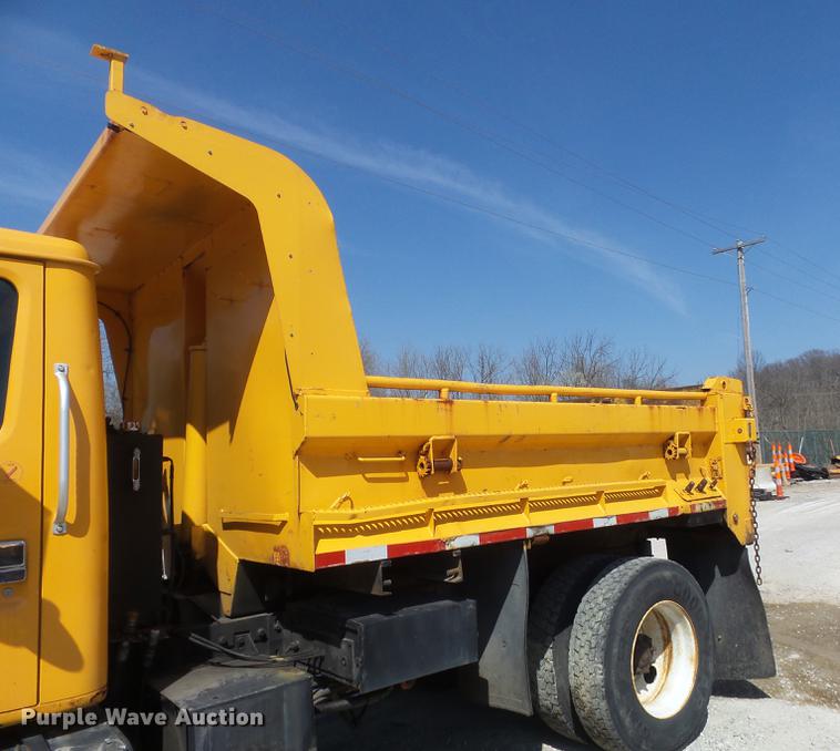 image for item DC7349 2002 International 4900 dump truck