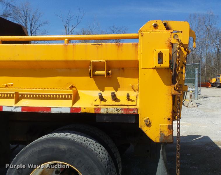 image for item DC7349 2002 International 4900 dump truck