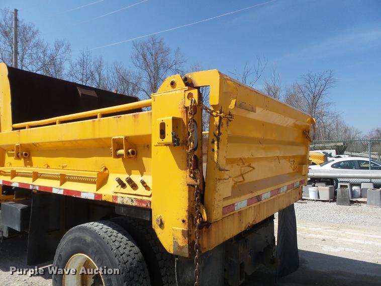 image for item DC7349 2002 International 4900 dump truck