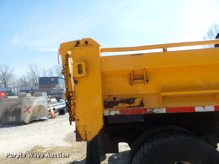 image for item DC7349 2002 International 4900 dump truck