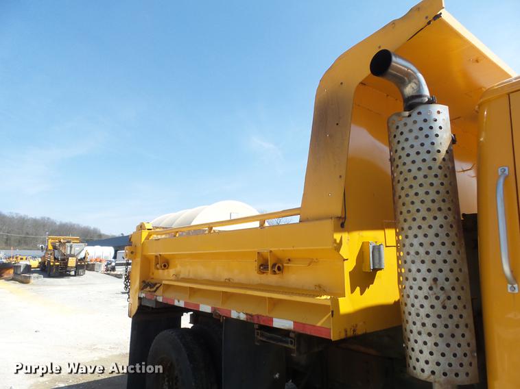 image for item DC7349 2002 International 4900 dump truck