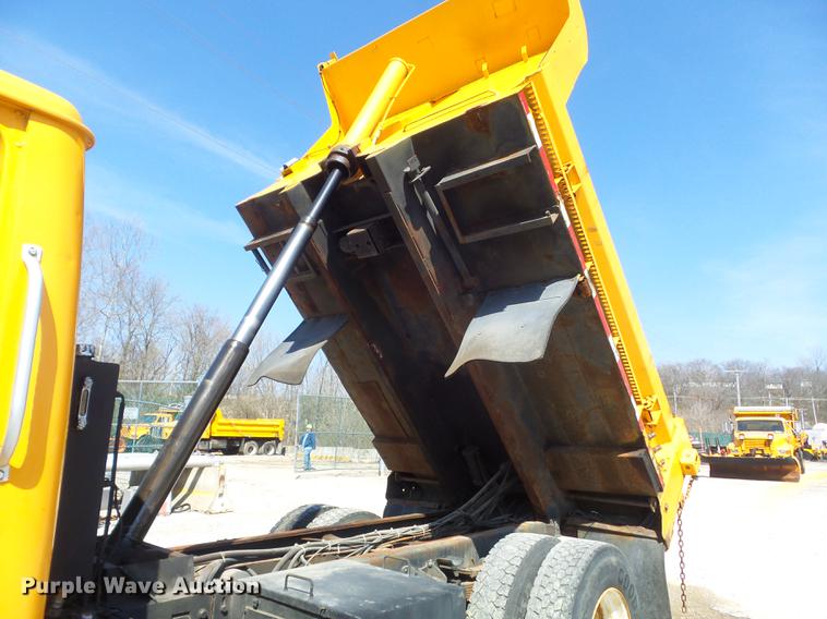 image for item DC7349 2002 International 4900 dump truck