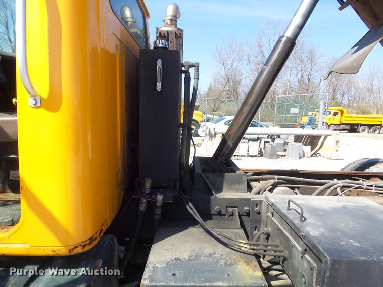 image for item DC7349 2002 International 4900 dump truck