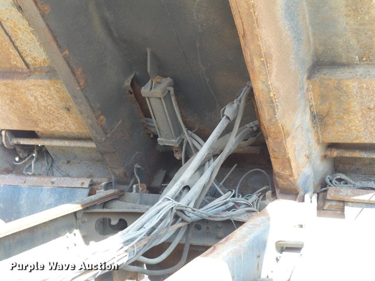 image for item DC7349 2002 International 4900 dump truck