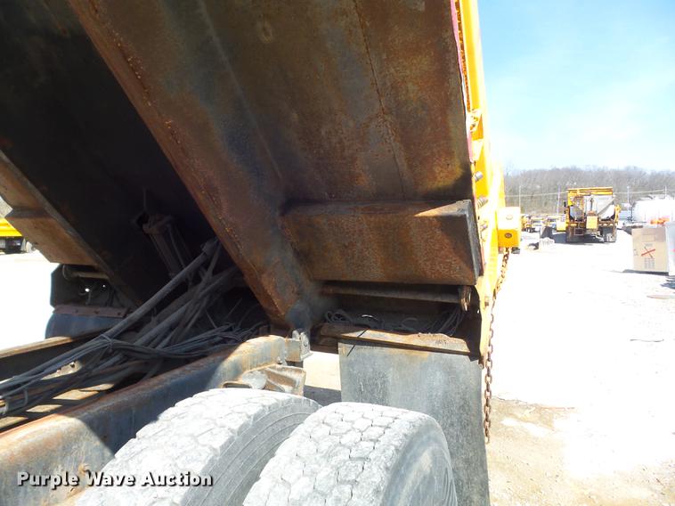image for item DC7349 2002 International 4900 dump truck