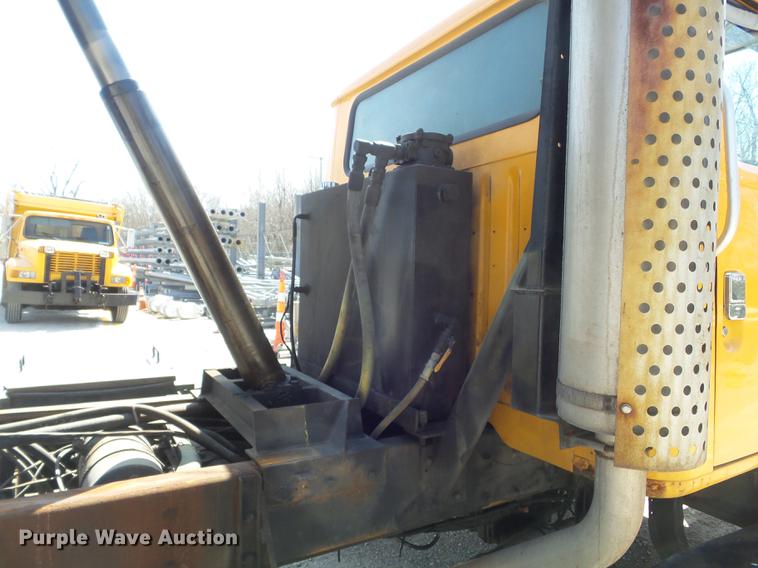 image for item DC7349 2002 International 4900 dump truck