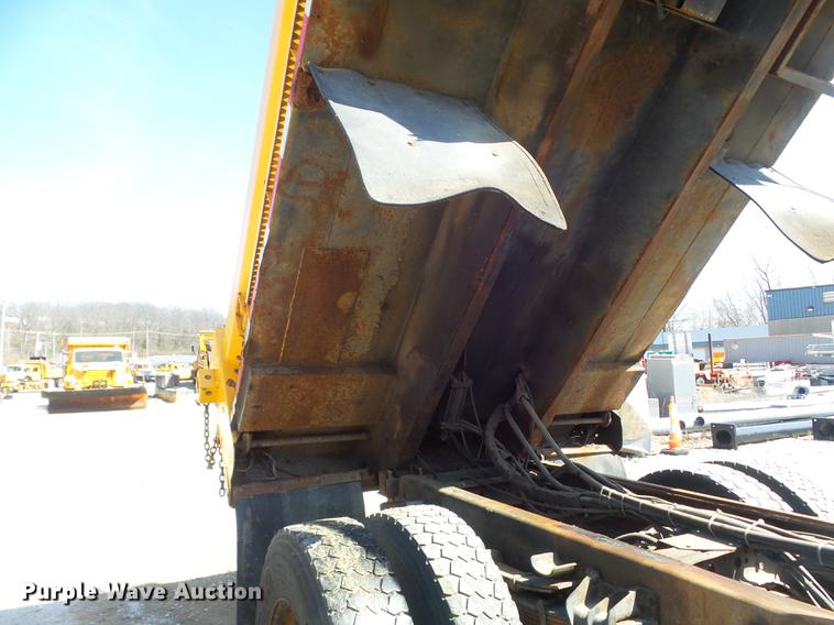 image for item DC7349 2002 International 4900 dump truck