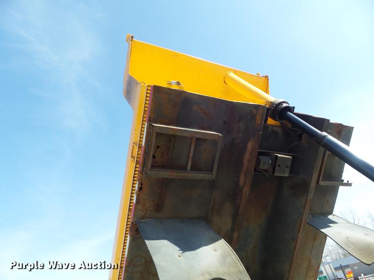 image for item DC7349 2002 International 4900 dump truck