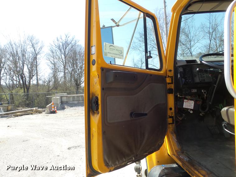 image for item DC7349 2002 International 4900 dump truck