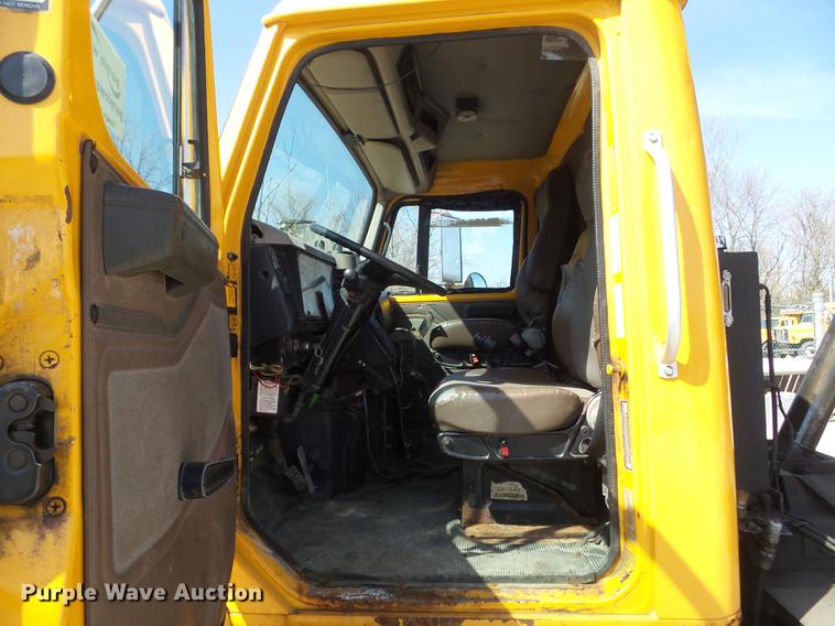 image for item DC7349 2002 International 4900 dump truck