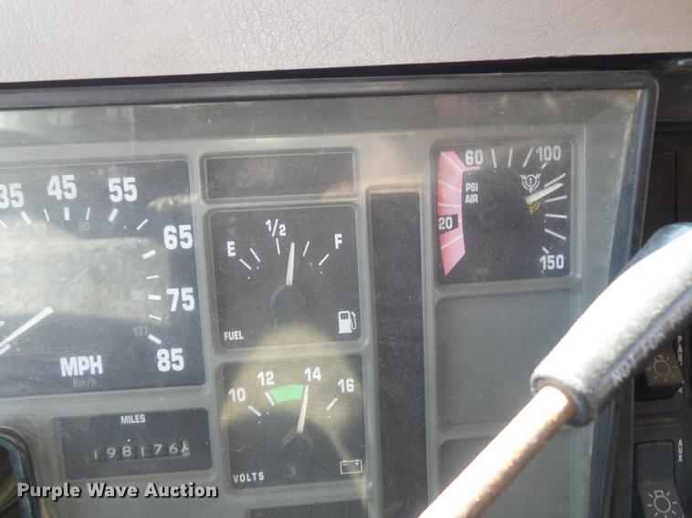 image for item DC7349 2002 International 4900 dump truck