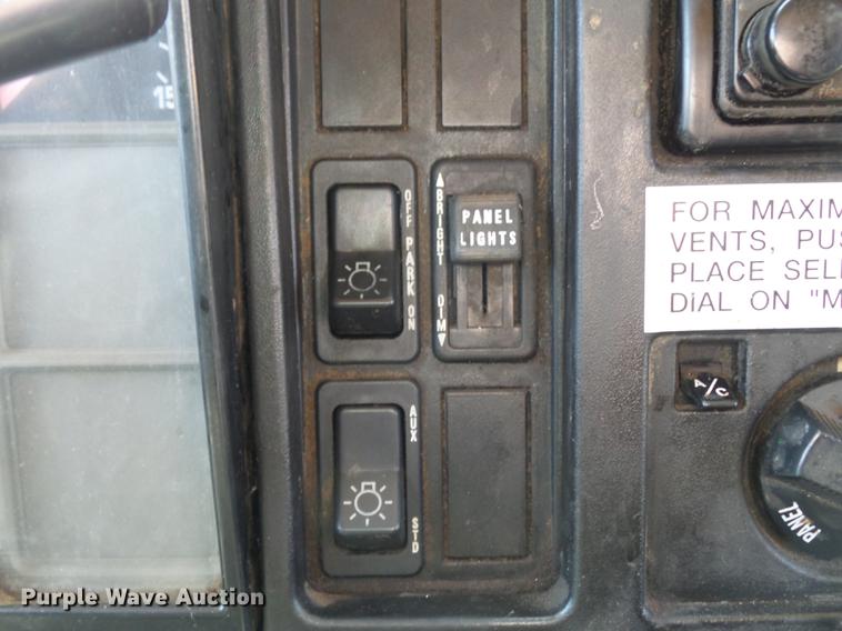 image for item DC7349 2002 International 4900 dump truck