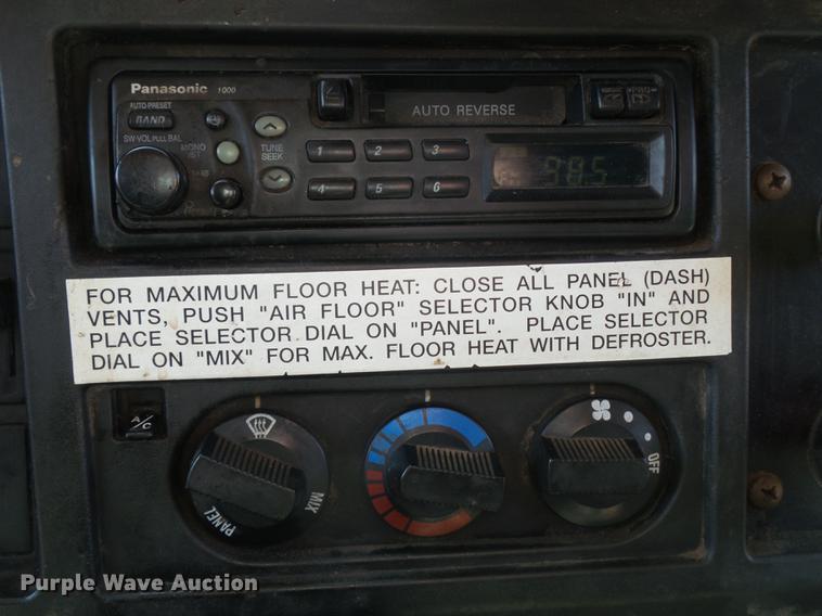 image for item DC7349 2002 International 4900 dump truck