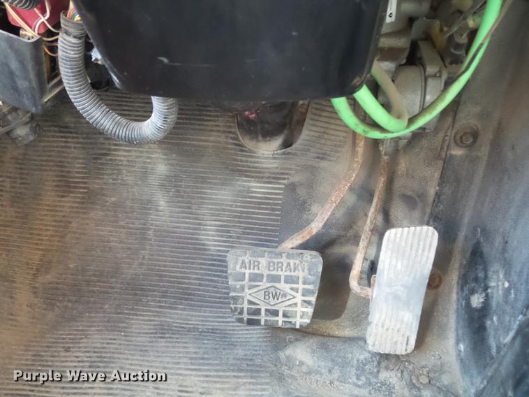 image for item DC7349 2002 International 4900 dump truck