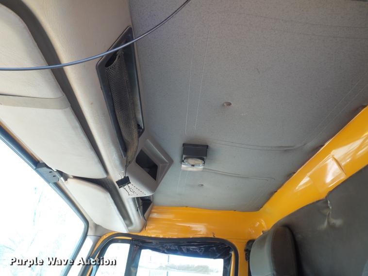 image for item DC7349 2002 International 4900 dump truck