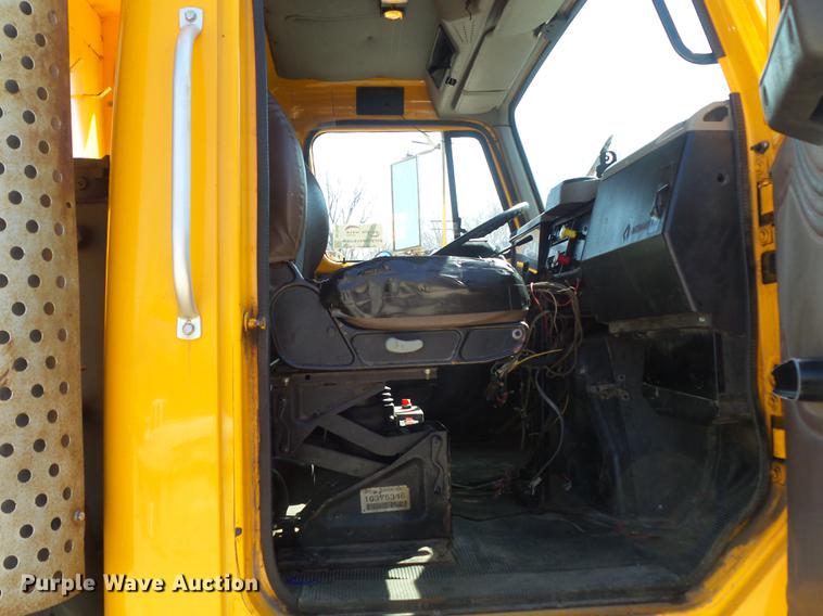 image for item DC7349 2002 International 4900 dump truck