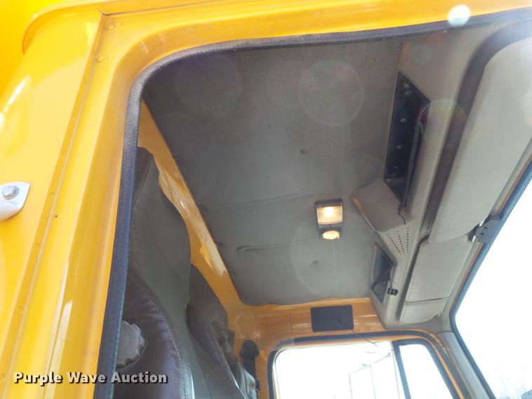 image for item DC7349 2002 International 4900 dump truck