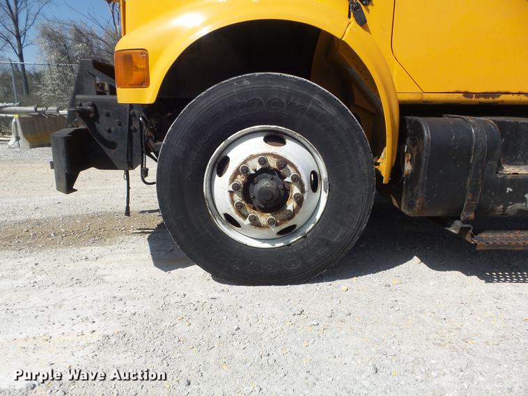 image for item DC7349 2002 International 4900 dump truck