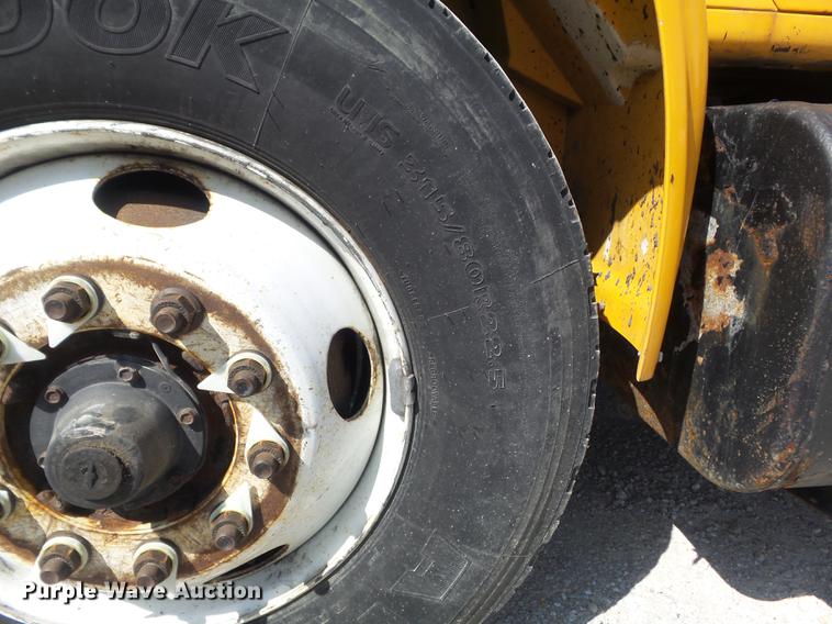 image for item DC7349 2002 International 4900 dump truck