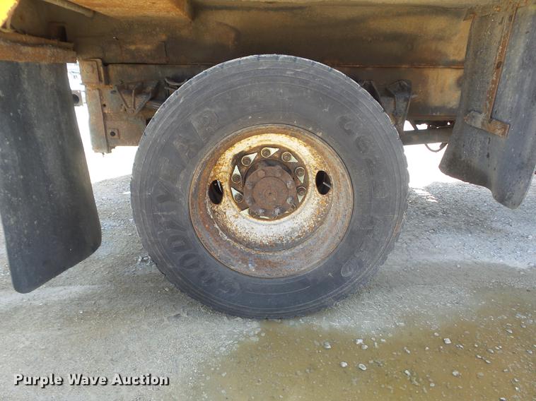 image for item DC7349 2002 International 4900 dump truck