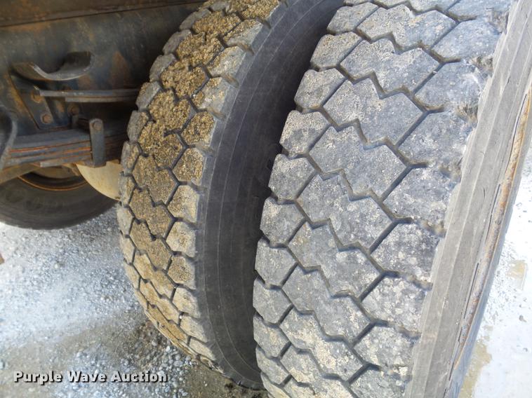 image for item DC7349 2002 International 4900 dump truck