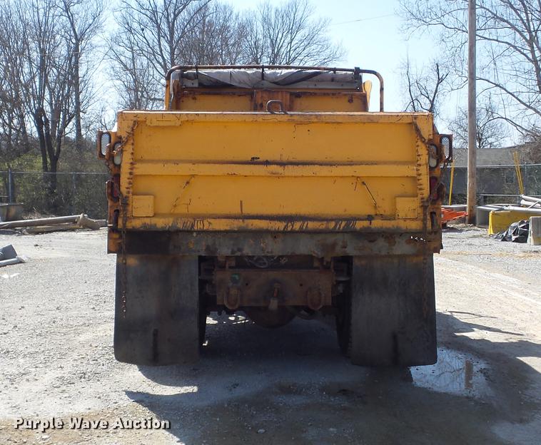 image for item DC7350 2001 International 4900 dump truck