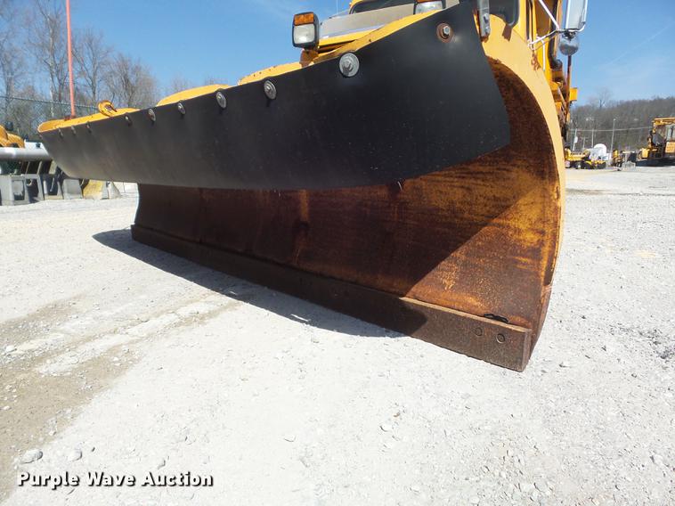 image for item DC7350 2001 International 4900 dump truck