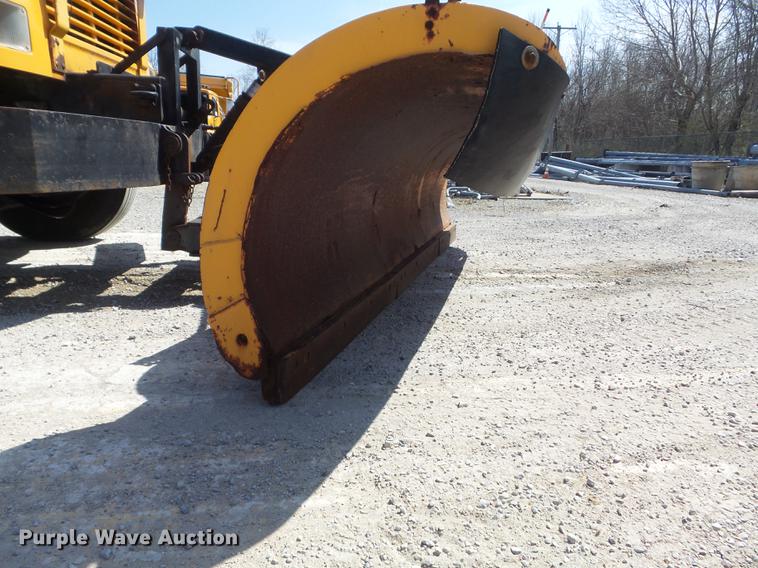 image for item DC7350 2001 International 4900 dump truck