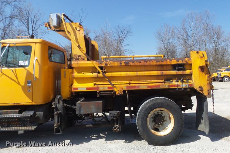 image for item DC7350 2001 International 4900 dump truck
