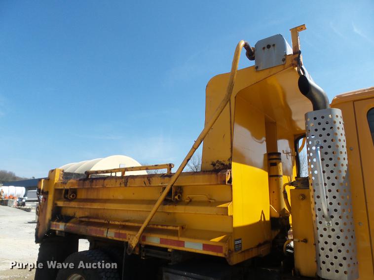 image for item DC7350 2001 International 4900 dump truck
