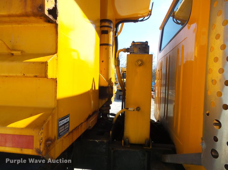 image for item DC7350 2001 International 4900 dump truck