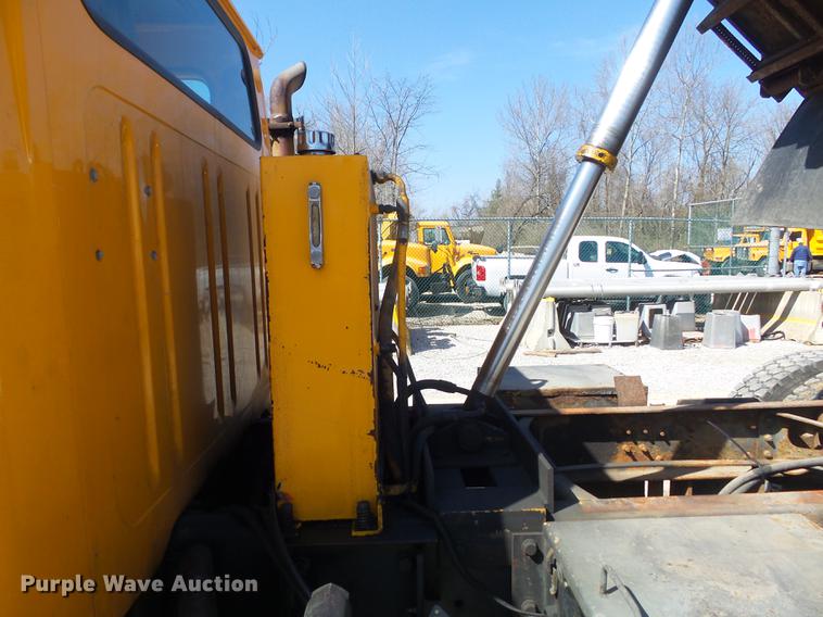 image for item DC7350 2001 International 4900 dump truck