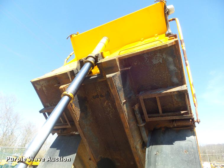 image for item DC7350 2001 International 4900 dump truck