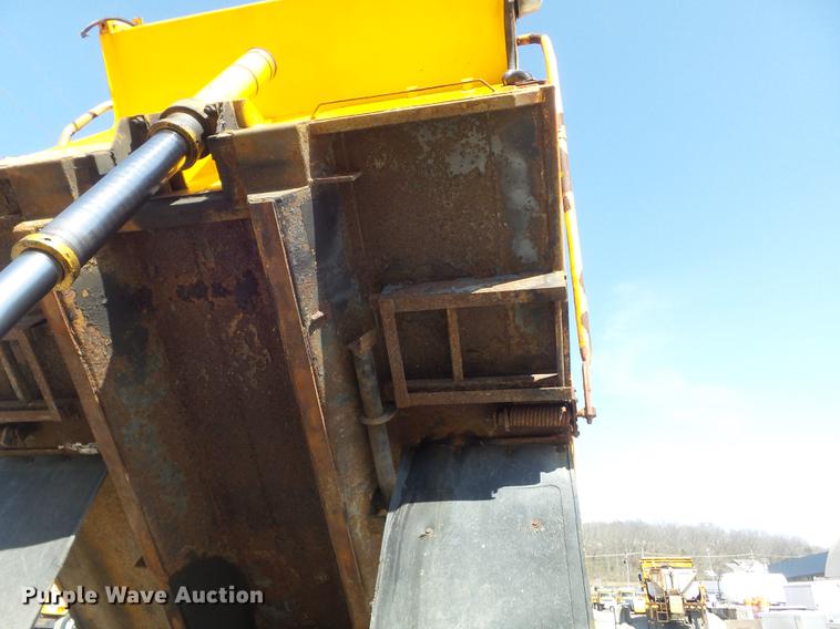 image for item DC7350 2001 International 4900 dump truck