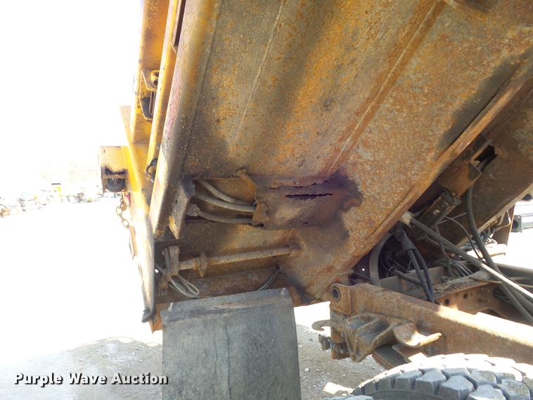 image for item DC7350 2001 International 4900 dump truck