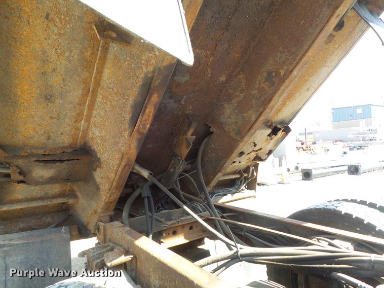 image for item DC7350 2001 International 4900 dump truck