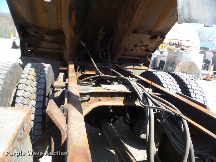 image for item DC7350 2001 International 4900 dump truck