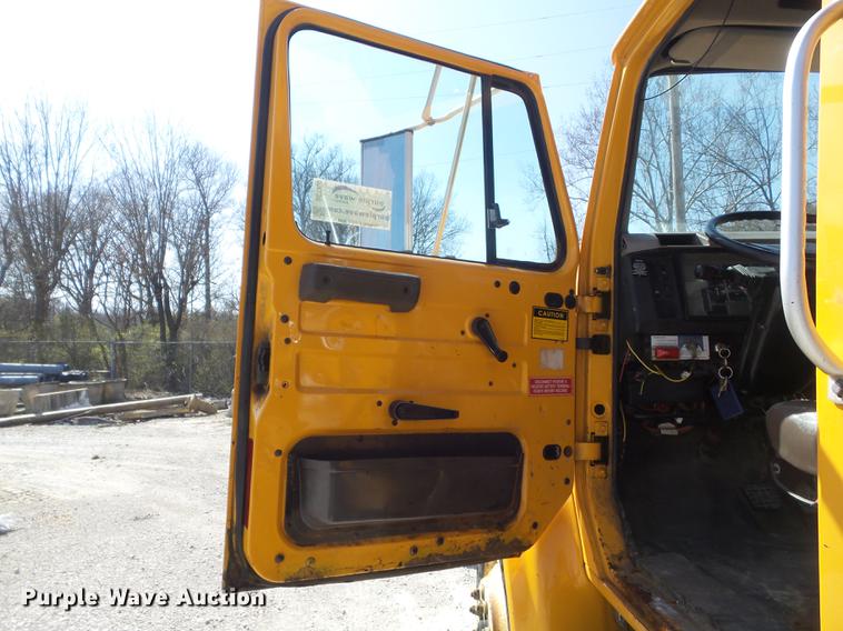 image for item DC7350 2001 International 4900 dump truck