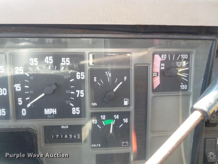 image for item DC7350 2001 International 4900 dump truck