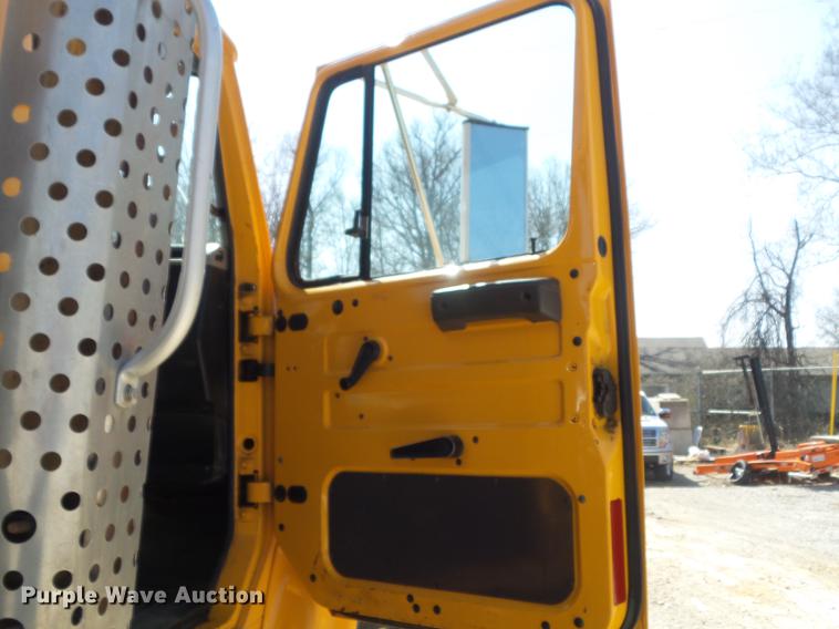 image for item DC7350 2001 International 4900 dump truck