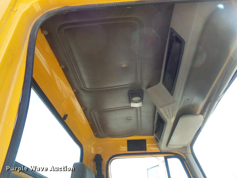 image for item DC7350 2001 International 4900 dump truck