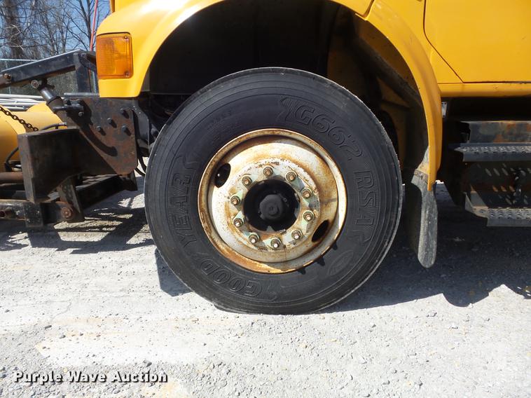 image for item DC7350 2001 International 4900 dump truck