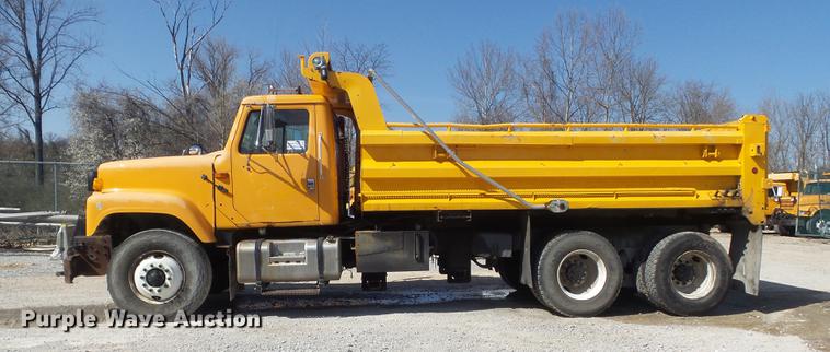 image for item DC7351 2002 International F2554 dump truck