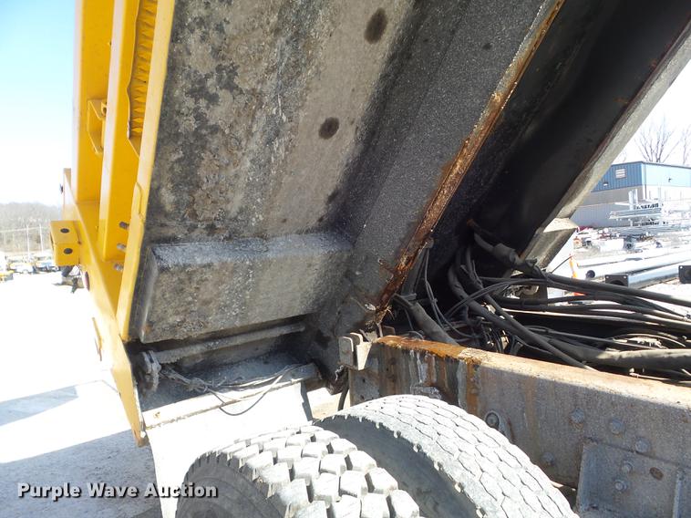 image for item DC7351 2002 International F2554 dump truck