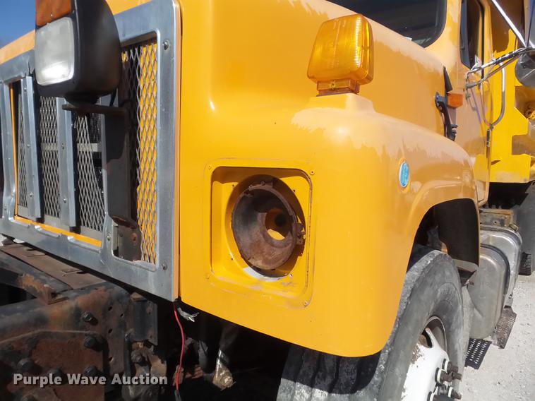 image for item DC7351 2002 International F2554 dump truck