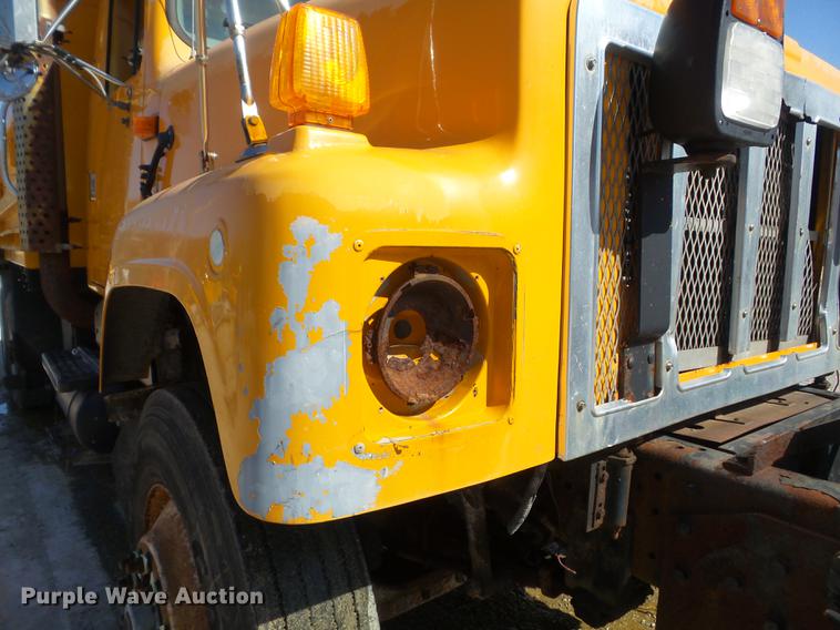 image for item DC7351 2002 International F2554 dump truck