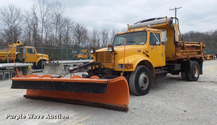 image for item DC7353 2001 International 4900 dump truck