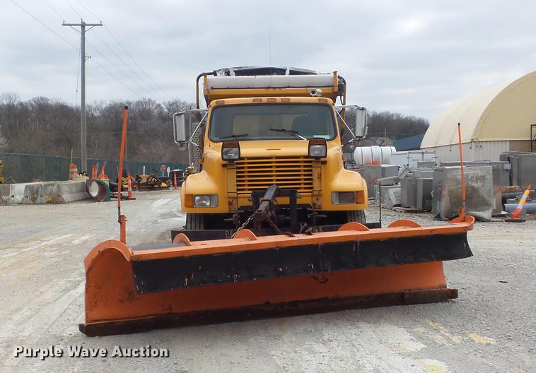 image for item DC7353 2001 International 4900 dump truck