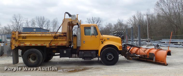 image for item DC7353 2001 International 4900 dump truck