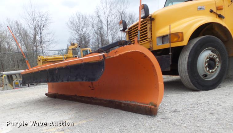 image for item DC7353 2001 International 4900 dump truck